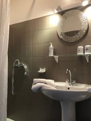 chambre-2-3-hotes-les-hortensias-le-bearn.jpg