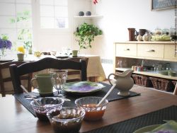 La salle du petit déjeuner de la maison d'hôtes Les Hortensias