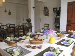 Salle du petit déjeuner et salle de réunion Les Hortensias